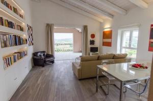 un salon avec un canapé et une table dans l'établissement Langhe Apartment - Mondovì, à Mondovi