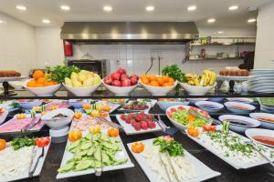 イスタンブールにあるダークメン ホテル2の様々な種類の果物や野菜を取り揃えたビュッフェ