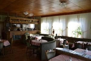 ein Esszimmer mit Tischen und Stühlen in einem Restaurant in der Unterkunft Cafe Best  Ferienwohnung in Bullau