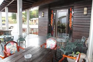 un tavolo e sedie in legno su un portico di Da-Tong Vacation Hotel a Chenggong