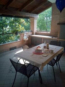 コマッキオにあるB&B Dai Nonniの窓2つ付きのキッチン(テーブル、椅子付)