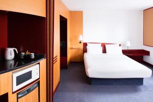 
A bed or beds in a room at Novotel Suites Hannover
