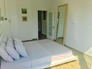 Krevet ili kreveti u jedinici u objektu Vita Mediterranea - Saranda Design Apartment