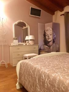 A bed or beds in a room at B&B CASA mia - camere in appartamento privato -
