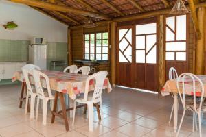 comedor con mesa y sillas en Residencial Brown, en Bombinhas