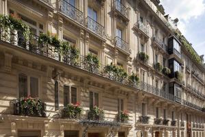 un edificio con piante in vaso sul lato di Chambiges Elysées a Parigi