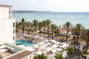 eine Luftansicht auf das Hotel und den Strand in der Unterkunft Myseahouse Flamingo - Adults Only 4* Sup in Playa de Palma