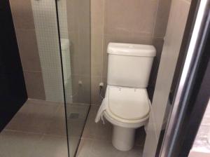 y baño con aseo y cabina de ducha de cristal. en Condo Ipanema 503, en Río de Janeiro