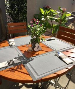 Hotel Restaurant Am Kellhof في سينجين: طاولة خشبية فوقها منديل