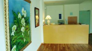 uma recepção num quarto com uma pintura na parede em Juramento de Lealtad Townhouse Hotel em Buenos Aires