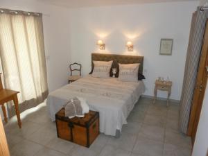 A bed or beds in a room at Le Mas de Tiomka
