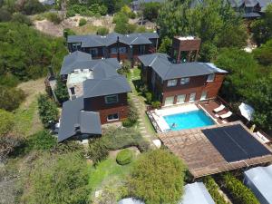 an aerial view of a house with a swimming pool at Cabañas Mellmell in Mar de las Pampas