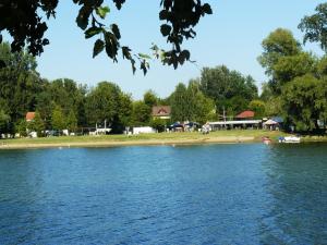 Blick auf einen See mit Menschen am Ufer in der Unterkunft Angéla Vendegház in Tokaj