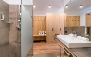 A bathroom at Rainell Dolomites Retreat