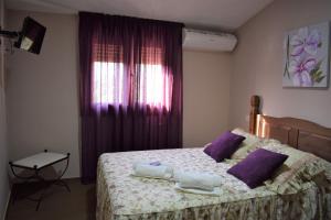 Łóżko lub łóżka w pokoju w obiekcie Casa Rural Casa Queta