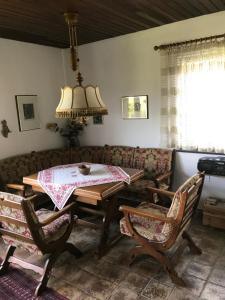 ein Wohnzimmer mit einem Tisch und einem Sofa in der Unterkunft Artgerecht Vintage in Bad Berleburg