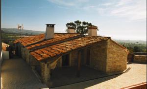 a stone building with a roof with a view at Chou da Covinha in Arrimal