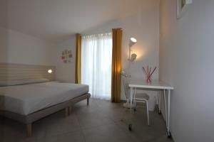 B&B casaMagliana في إيتري: غرفة نوم بها سرير وطاولة ونافذة