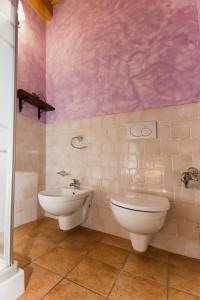 A bathroom at Country House Le Calvie