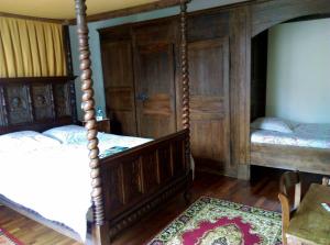 橋連城的住宿－羅伊谷酒店，一间带两张木墙床的卧室