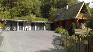 una casa con una entrada delante de ella en Les nids des falaises en Saint-Jouin-Bruneval