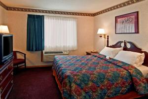 A bed or beds in a room at Americas Best Value Inn Waukegan