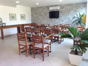 En restaurant eller et andet spisested på Camboinhas Beach Pousada