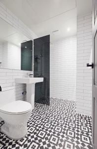 城南的住宿－黑拉西斯酒店，白色的浴室设有卫生间和水槽。