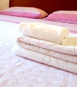 トロペアにあるFlowery Tropea Apartmentのベッドに備え付けの白いタオル