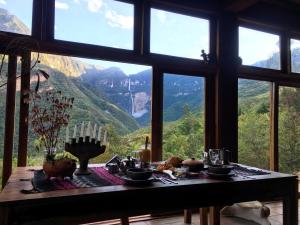 O vedere generală la munți sau o vedere la munte luată de la această cabană