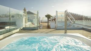 Бассейн в Hotel Villa Flamenca или поблизости