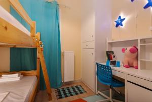 Dormitorio con litera, escritorio y cama gmaxwell gmaxwell en Metropolis Apartment, en Zakynthos