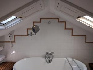 チェルヴェーテリにあるLa Locandinaのバスルーム(白いバスタブ、階段付)