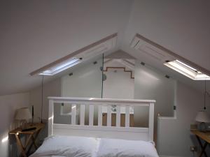 チェルヴェーテリにあるLa Locandinaのベッドルーム1室(白いベッド1台、照明2つ付)