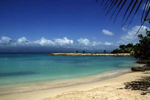 een eiland in de oceaan met een zandstrand bij Colibri des îles in Le Gosier