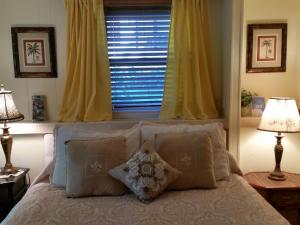 a bedroom with a bed with two lamps and a window at Murray House in Newport
