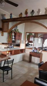 Un comedor con mesa, sillas y espejos. en La posada de Norma, en Capilla del Monte