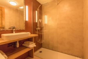 Hôtel Le Troubadour à Rocamadour的一间浴室