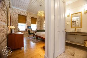 ein Schlafzimmer mit einem Bett und einem Schreibtisch in einem Zimmer in der Unterkunft Delight Deluxe Hotel in Antalya