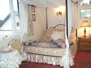 ニューポートにある1 Murray Houseのベッドルーム1室(ベッド1台、テーブル、窓付)