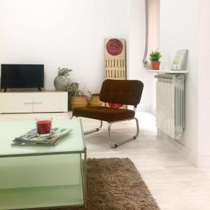 ログローニョにあるApartamento Avenida de Portugalのリビングルーム(椅子、テーブル付)