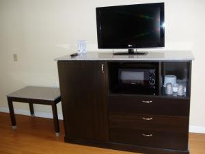 En tv och/eller ett underhållningssystem på Rockview Inn and Suites