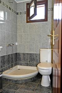 Koupelna v ubytování Roula Rooms
