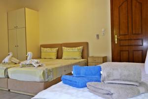 Postel nebo postele na pokoji v ubytování Roula Rooms
