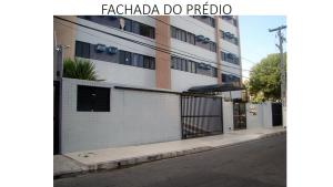 un edificio con una puerta al lado de una calle en Apartamento Ametista, en Maceió