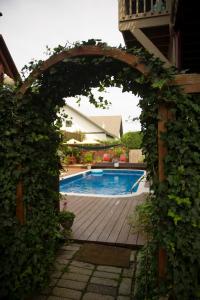 an archway leading to a swimming pool in a yard at 1 Murray House in Newport