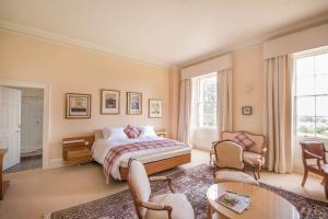 una camera con letto, tavolo e sedie di Blervie House a Forres