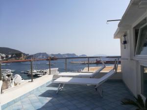 蓬扎的住宿－la mansarda sul mare，阳台设有长凳,享有水景