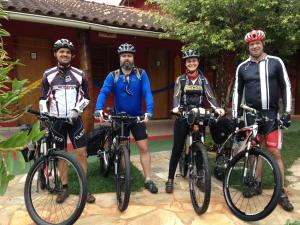 eine Gruppe von drei Männern, die mit ihren Fahrrädern stehen in der Unterkunft Pousada Rosa dos Ventos in Delfinópolis