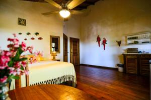 A bed or beds in a room at Hotel Posada Arco Iris